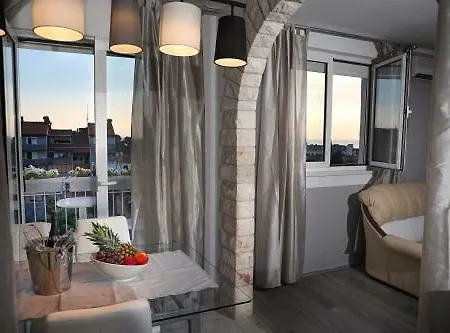 Laura Apartment *